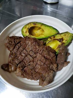 肉とアボカドを焼いただけなのに…完成した『１枚』に、笑いがこみ上げる