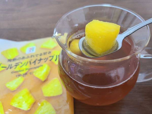 セブンイレブンの冷凍フルーツを紅茶に入れたら…　「考えた人、天才では？」