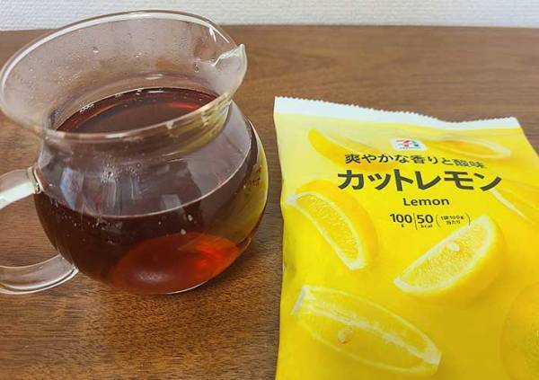 セブンイレブンの冷凍フルーツを紅茶に入れたら…　「考えた人、天才では？」
