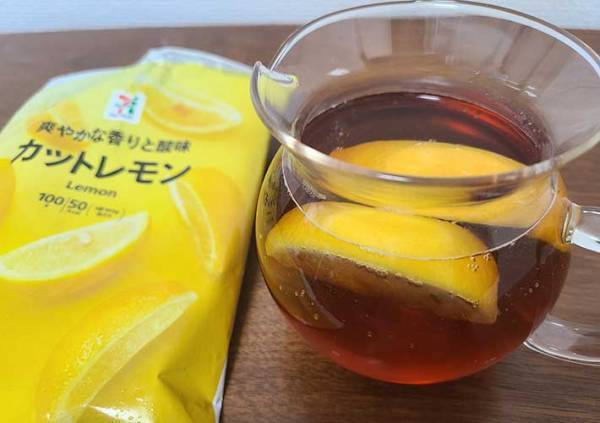 セブンイレブンの冷凍フルーツを紅茶に入れたら…　「考えた人、天才では？」