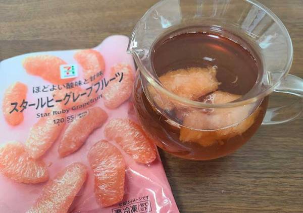 セブンイレブンの冷凍フルーツを紅茶に入れたら…　「考えた人、天才では？」