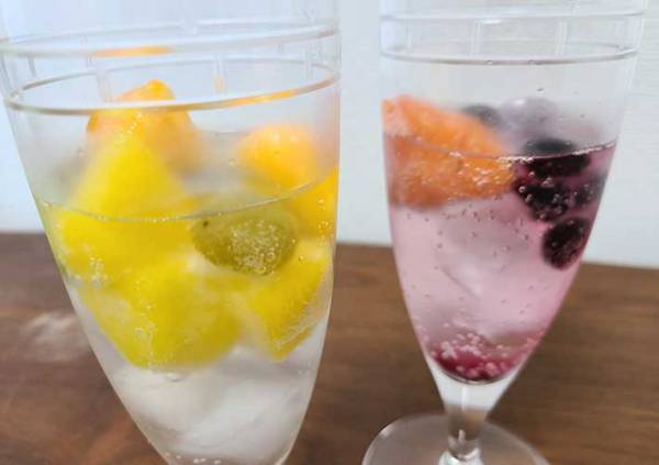 セブンイレブンの冷凍フルーツを紅茶に入れたら…　「考えた人、天才では？」