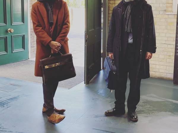 電車を待つイギリス紳士に反響　マスクの代わりに？　「さすがです」「斬新すぎ」