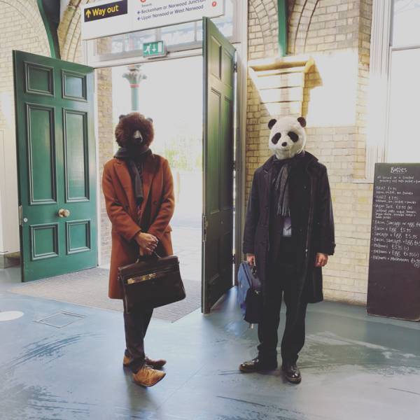 電車を待つイギリス紳士に反響　マスクの代わりに？　「さすがです」「斬新すぎ」