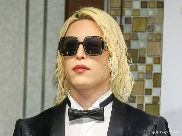 黒髪にしたROLAND　その理由に「ブレなさすぎ」「笑ったわ」