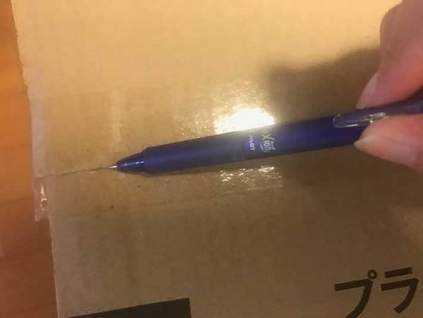 カッターを使わないでください！段ボールを開封する方法は使い古しのあれを使う！