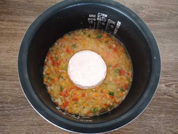 まったり濃厚で、彩りもキレイ 『カマンベールDE炊き込みご飯』のレシピをご紹介！