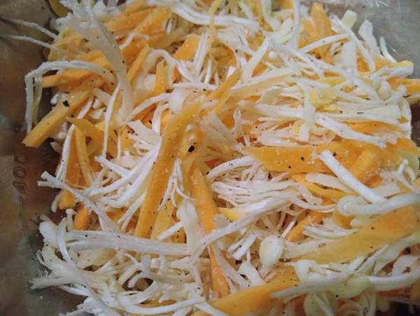 『モチッっと、カリッと』 の食感がイイ！ 簡単に作れるフレンチ料理『ニンジンとエノキのガレット』