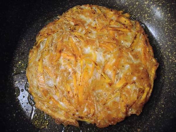 『モチッっと、カリッと』 の食感がイイ！ 簡単に作れるフレンチ料理『ニンジンとエノキのガレット』