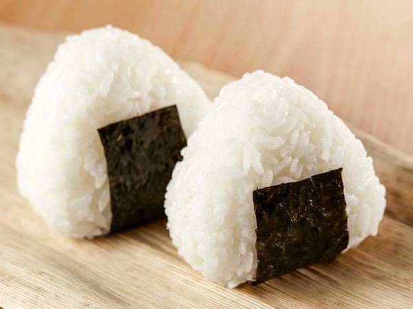 ほんの一手間で解消！ツナマヨおにぎりの油がしみない裏技