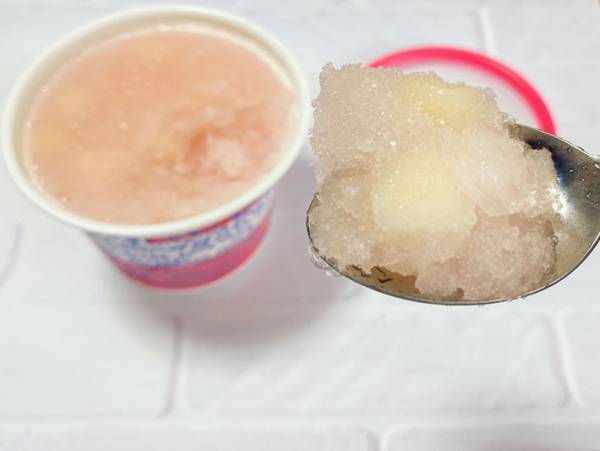 サクレ新作の白桃を食べてみたら中から出てきたのは…？