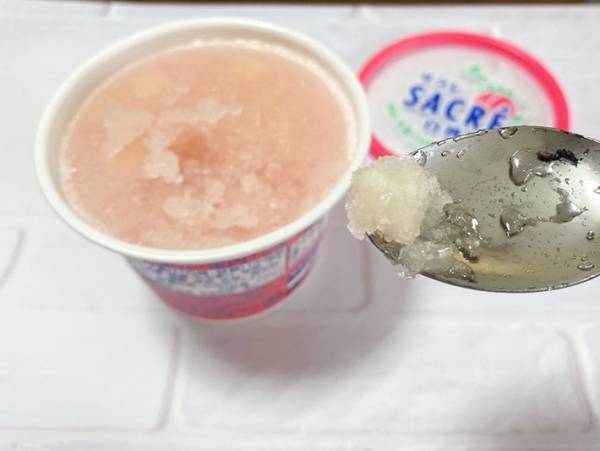 サクレ新作の白桃を食べてみたら中から出てきたのは…？