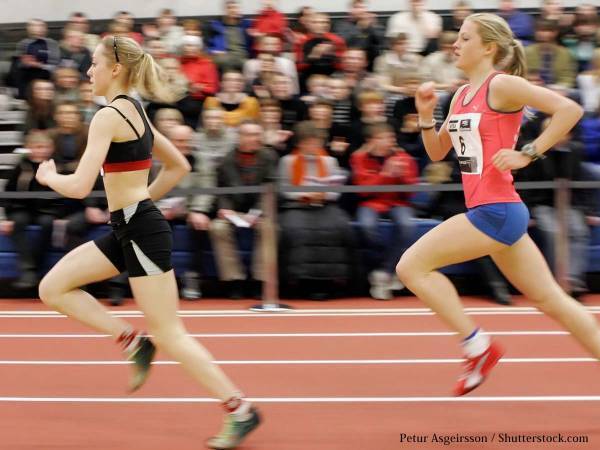 速すぎる！　リレーの途中で飛び入り参加してきた『乱入者』　結末に大笑い