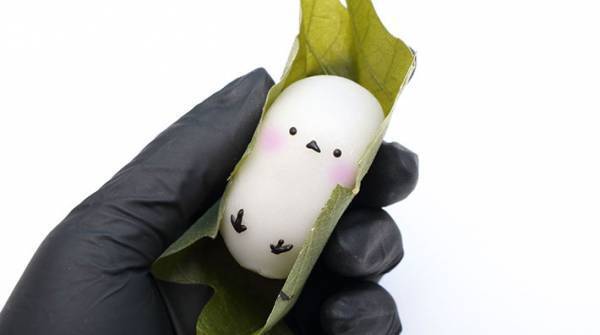 「かわいい」しか出てこない！　大人気のシマエナガが葉に包まれて…？【全３枚】