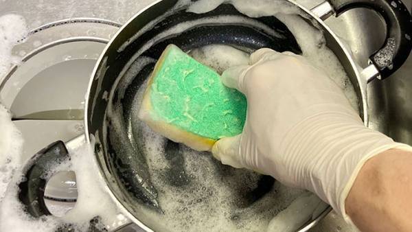 「１日早く知っていれば…」　スポンジが傷まないカレー鍋の洗い方が話題