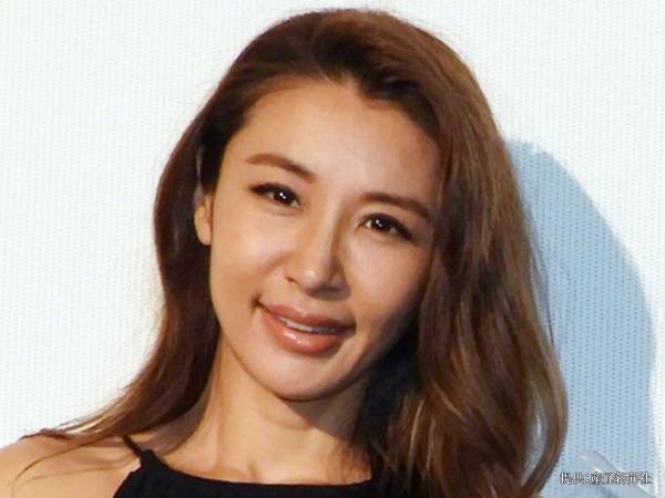 鈴木紗理奈が息子の顔出し写真を公開　「イケメンすぎ」と反響を呼ぶ