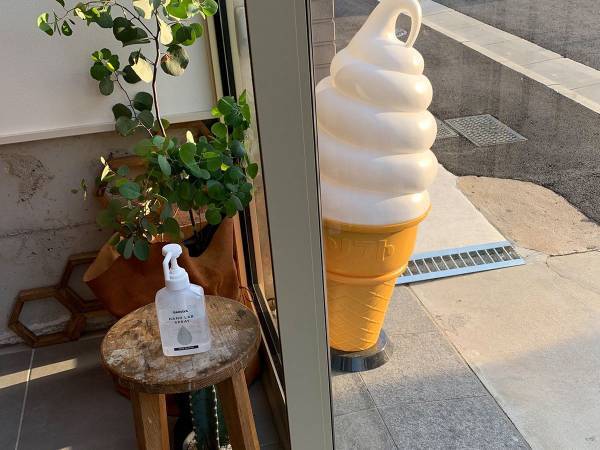 ソフトクリーム店のドアストッパーが…！　緊張感高まるデザインに反響