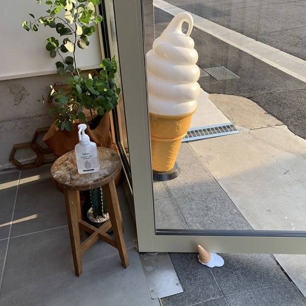 ソフトクリーム店のドアストッパーが…！　緊張感高まるデザインに反響