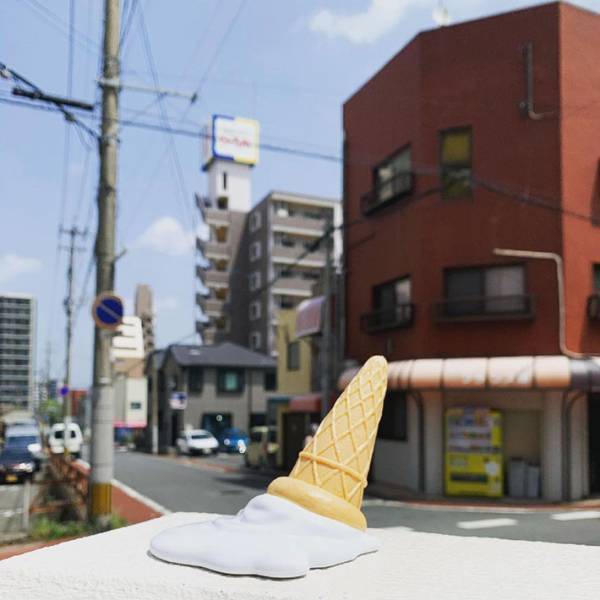 ソフトクリーム店のドアストッパーが…！　緊張感高まるデザインに反響