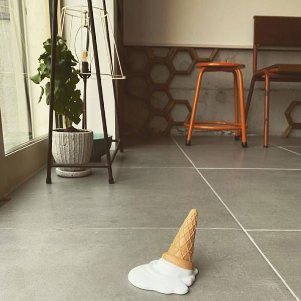 ソフトクリーム店のドアストッパーが…！　緊張感高まるデザインに反響