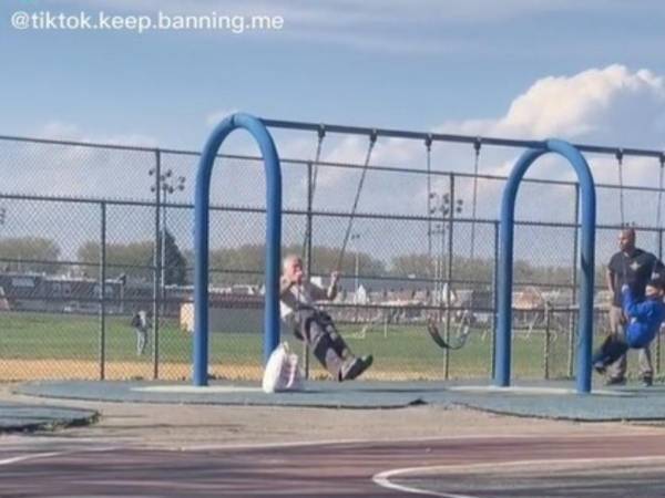 ブランコを漕ぐ高齢男性に４３０万人が拍手喝采！　「１０点満点だ」