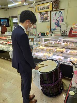 太鼓が置かれた菓子店、バチで叩くと…？　「笑った」「センスが問われそう」の声