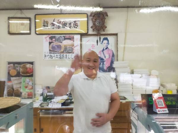 太鼓が置かれた菓子店、バチで叩くと…？　「笑った」「センスが問われそう」の声