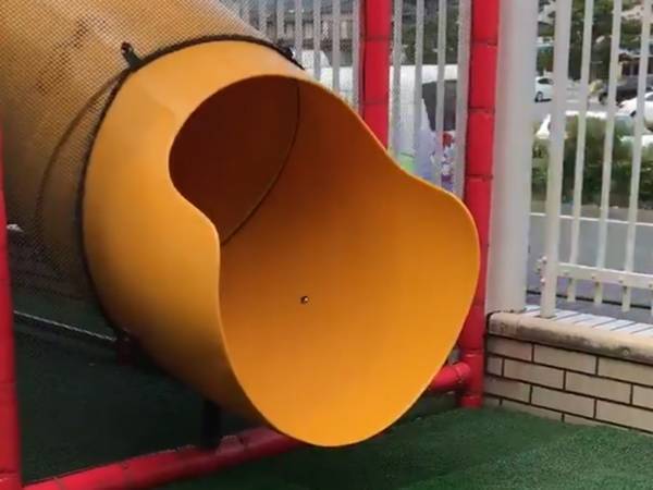 すべり台で遊ぶ娘を撮るはずが…　父親が投稿した動画に、抱腹絶倒　「不意を突かれた」
