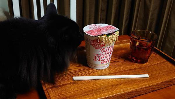 「天才」「びっくりした！」　カップ麵を作っていると、中から麺が！？