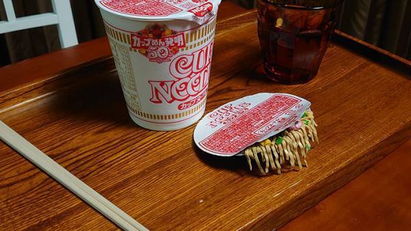 「天才」「びっくりした！」　カップ麵を作っていると、中から麺が！？