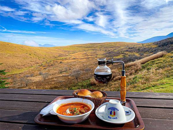 テラスでの食事に「最高」「行ってみたい」の声　全体像を見ると？