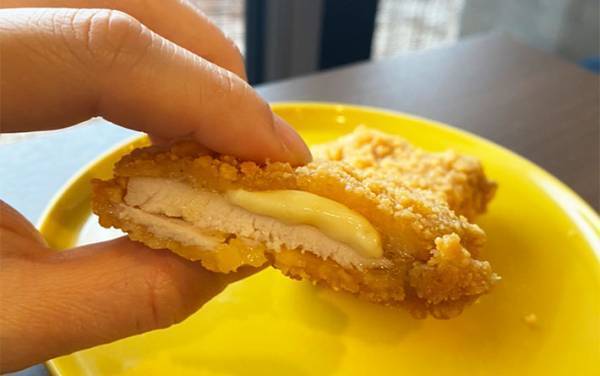 「絶対うまいやつ」「早速行く」　ファミチキの『チーズ入り』が限定発売　気になる味は？