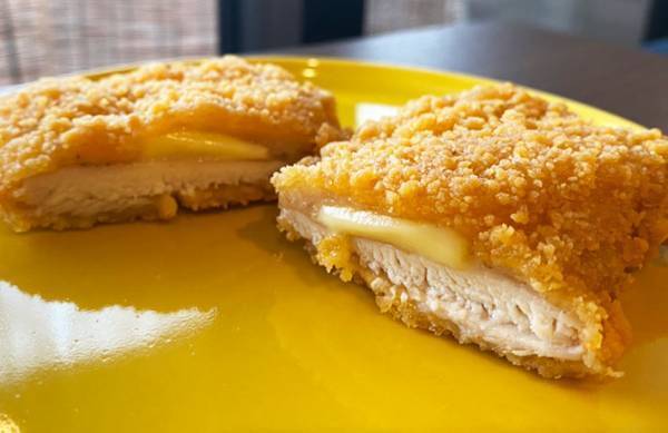 「絶対うまいやつ」「早速行く」　ファミチキの『チーズ入り』が限定発売　気になる味は？