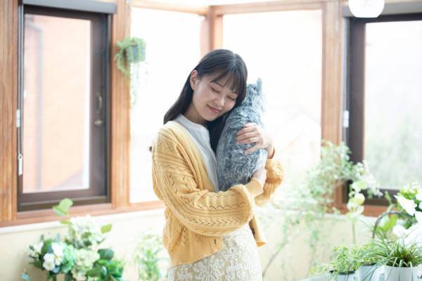 本物の猫のようなクッションが話題　「考えた人にノーベル平和賞を！」