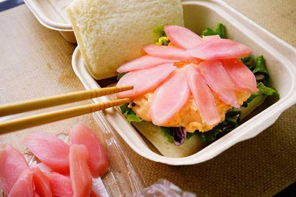 ローソンの『Lチキ』を別のパンで挟んだら？　まさかの完成形に「止まらなくなる」