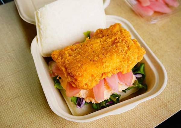 ローソンの『Lチキ』を別のパンで挟んだら？　まさかの完成形に「止まらなくなる」