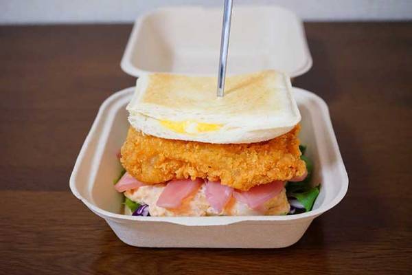 ローソンの『Lチキ』を別のパンで挟んだら？　まさかの完成形に「止まらなくなる」