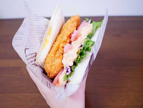 ローソンの『Lチキ』を別のパンで挟んだら？　まさかの完成形に「止まらなくなる」