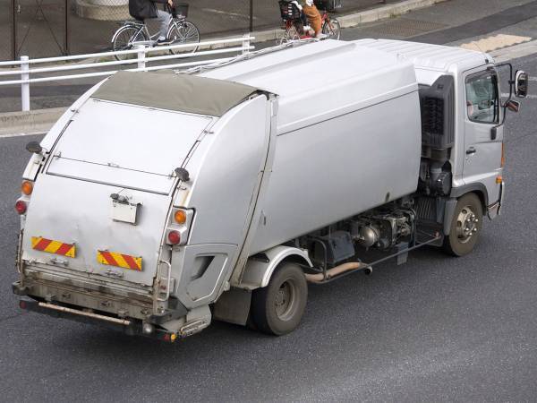 １歳の息子が手を振ると？　仕事で運転をしている人たちの行動に胸が熱くなる