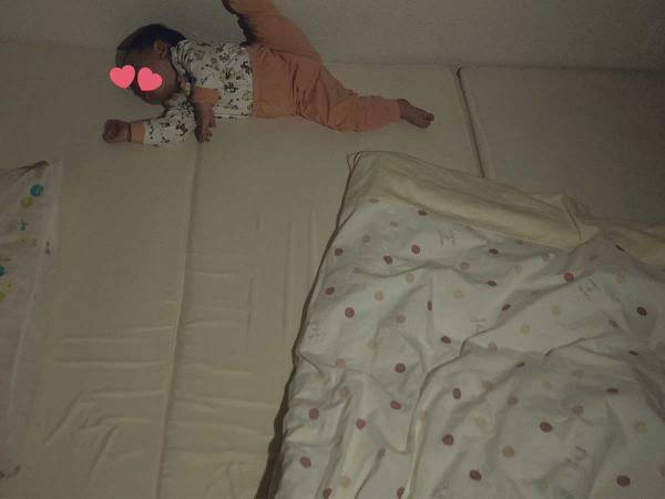 「可愛い寝相」「身体が柔らかすぎる」　０歳娘の寝姿に、２５万『いいね』