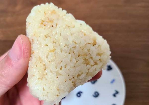 セブンイレブンの新商品おにぎり『わさびめし』を食べて絶叫　「脳細胞がやられた」