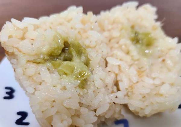 セブンイレブンの新商品おにぎり『わさびめし』を食べて絶叫　「脳細胞がやられた」