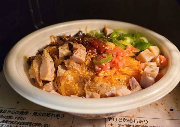 セブンイレブンのラーメンに新商品　とんこつ『焼き』って何？