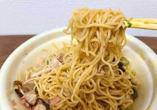 セブンイレブンのラーメンに新商品　とんこつ『焼き』って何？