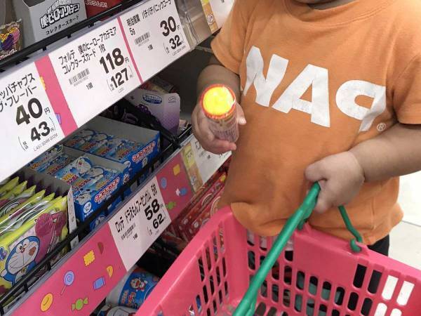 「お菓子は１個だけ」と約束したはずの娘　真剣に選ぶ手元を見ると…