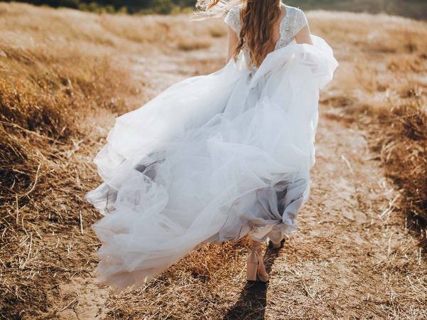 結婚披露宴で花嫁のウエディングドレスが泥まみれに！　理由に新郎はニッコリ