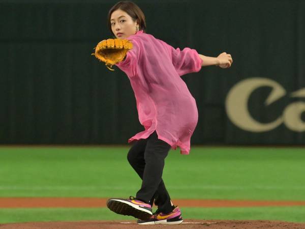 石原さとみが始球式で魅せた！　ショートヘアに「新鮮」「かわいい」と絶賛の声