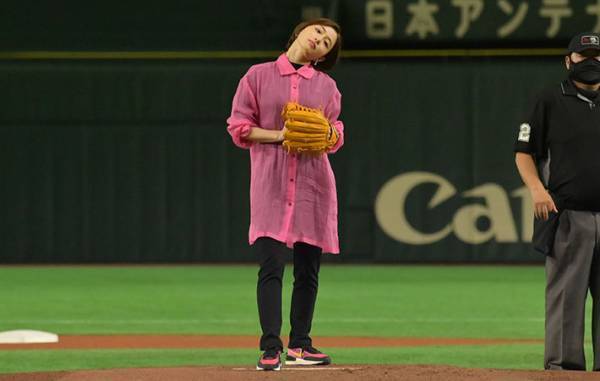 石原さとみが始球式で魅せた！　ショートヘアに「新鮮」「かわいい」と絶賛の声