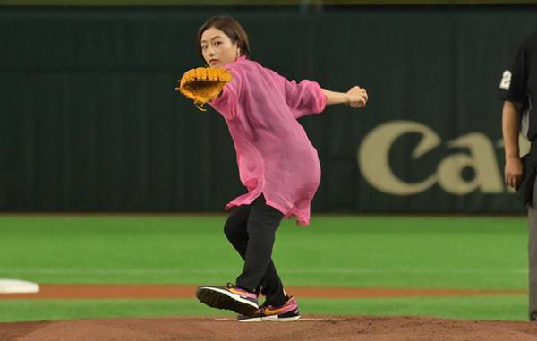 石原さとみが始球式で魅せた！　ショートヘアに「新鮮」「かわいい」と絶賛の声
