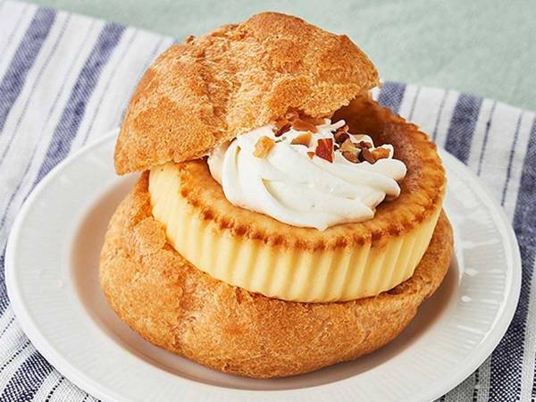 ローソンストア１００にチーズケーキをはさんだ新スイーツ　「豪快に食べて！」